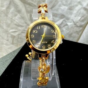 Fashion Jewelry Ladys Quartz 18kt. Gold Plating, Adjustable Bracelet Chain.